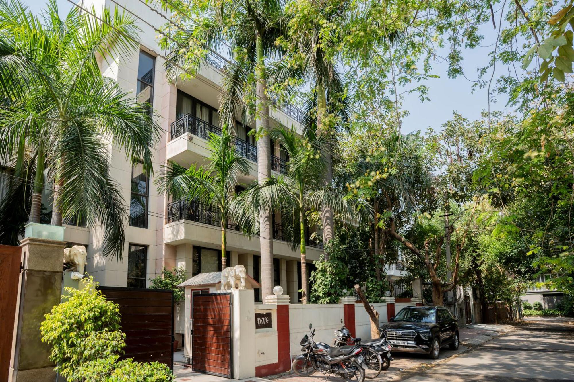 Hotel Ahuja Residency Parklane Gurgaon Exterior foto