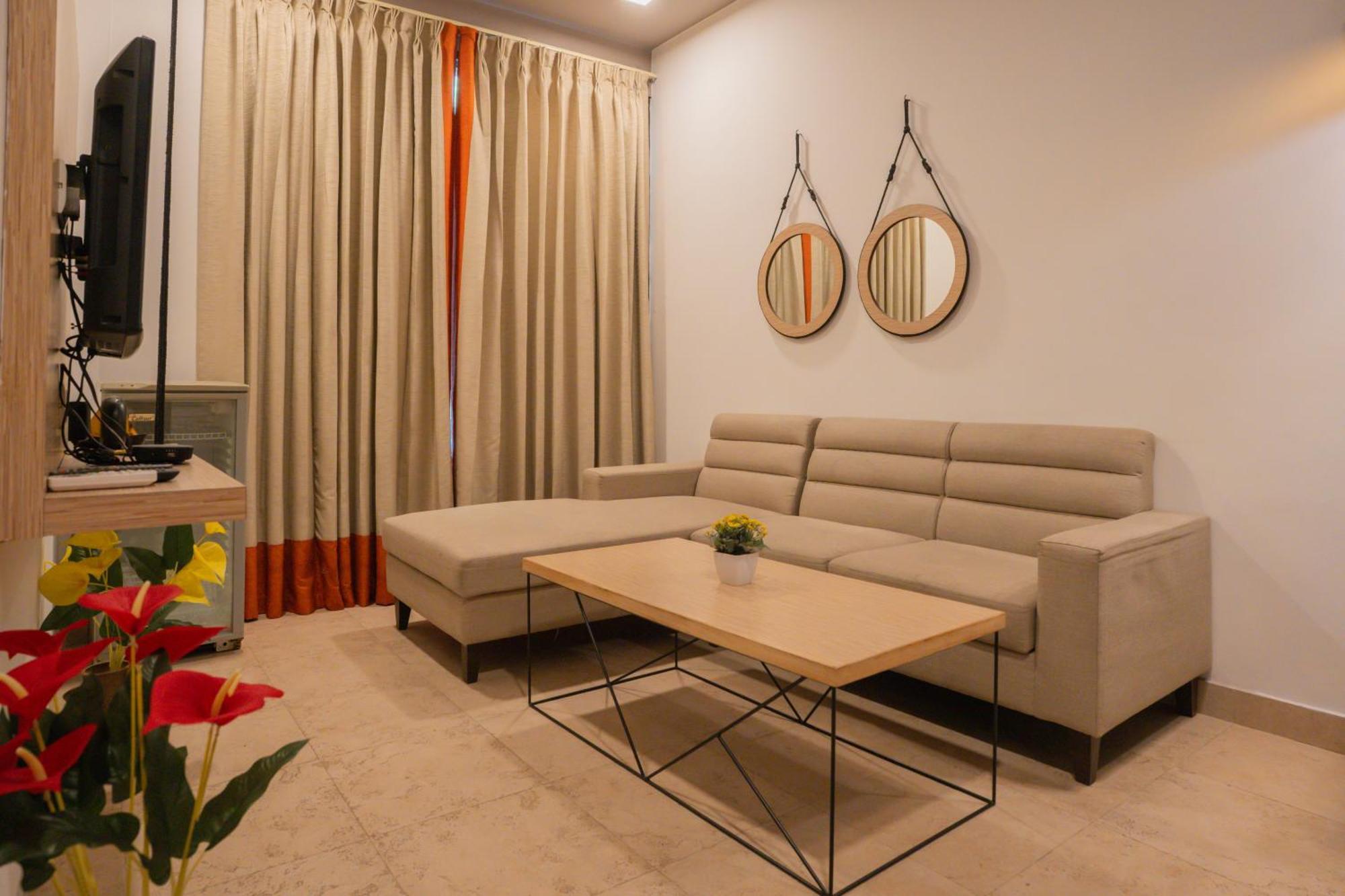 Hotel Ahuja Residency Parklane Gurgaon Exterior foto