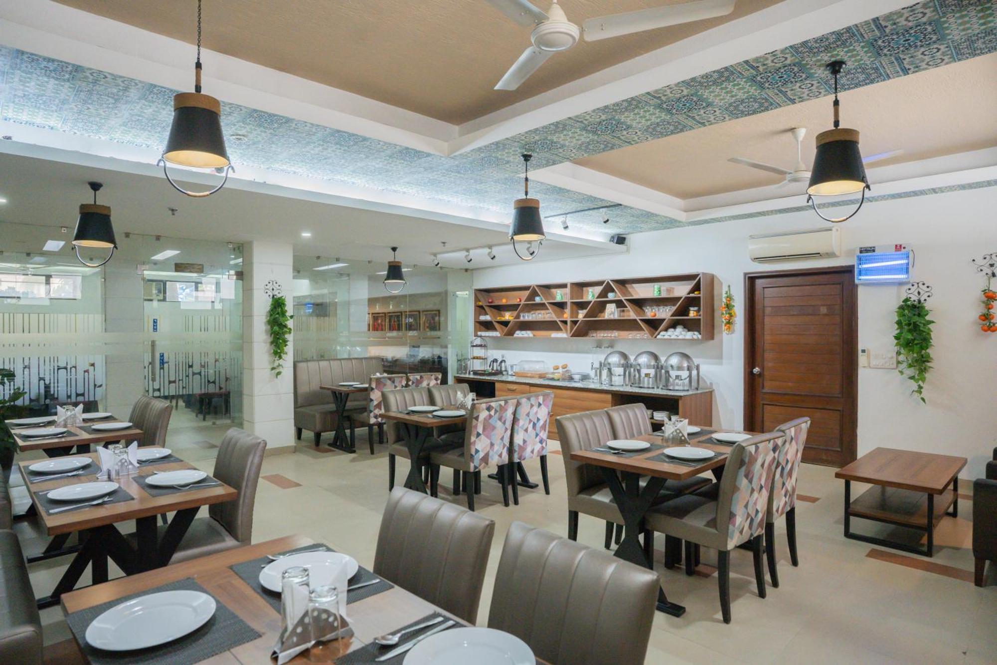 Hotel Ahuja Residency Parklane Gurgaon Exterior foto