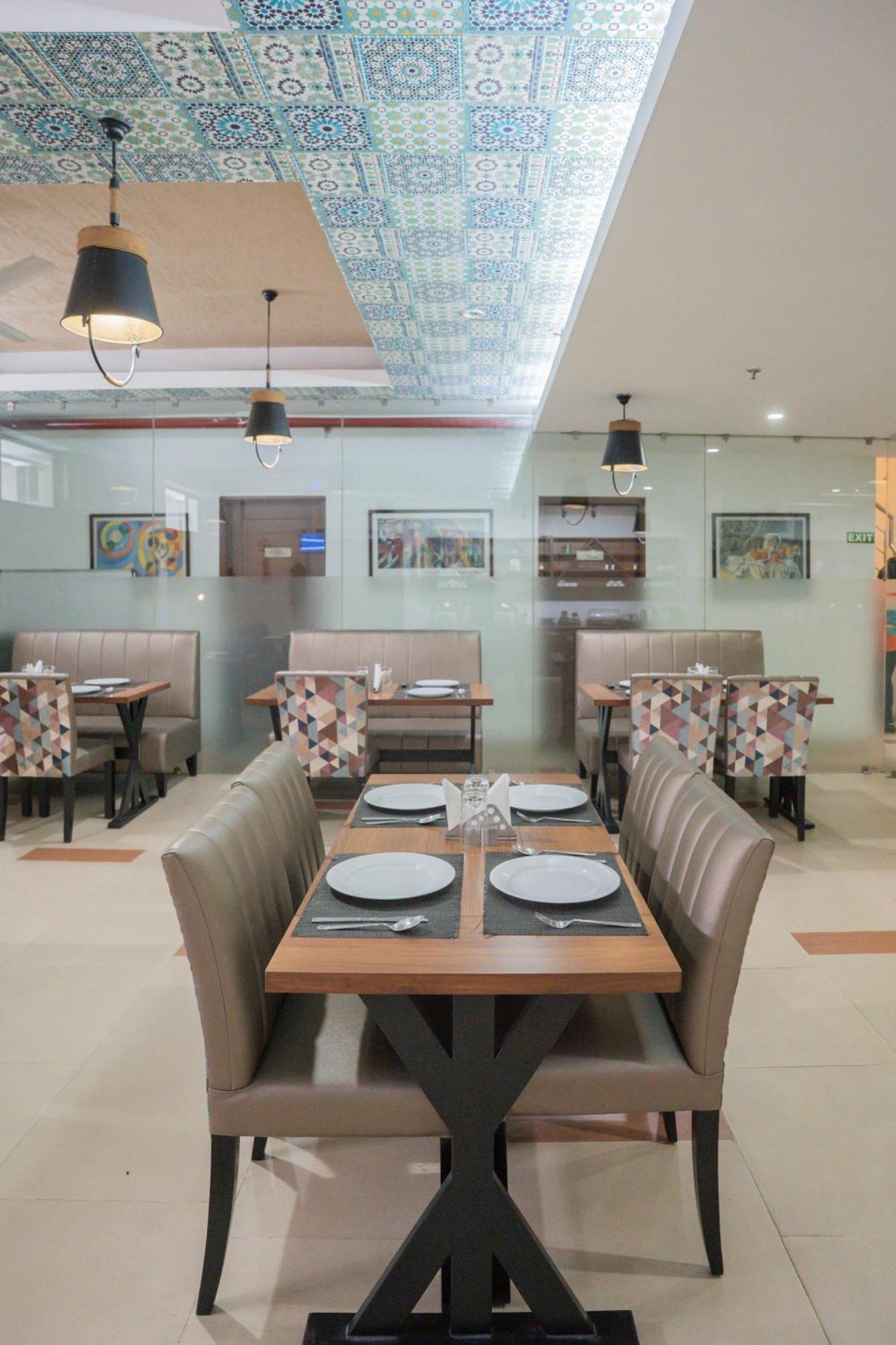 Hotel Ahuja Residency Parklane Gurgaon Exterior foto