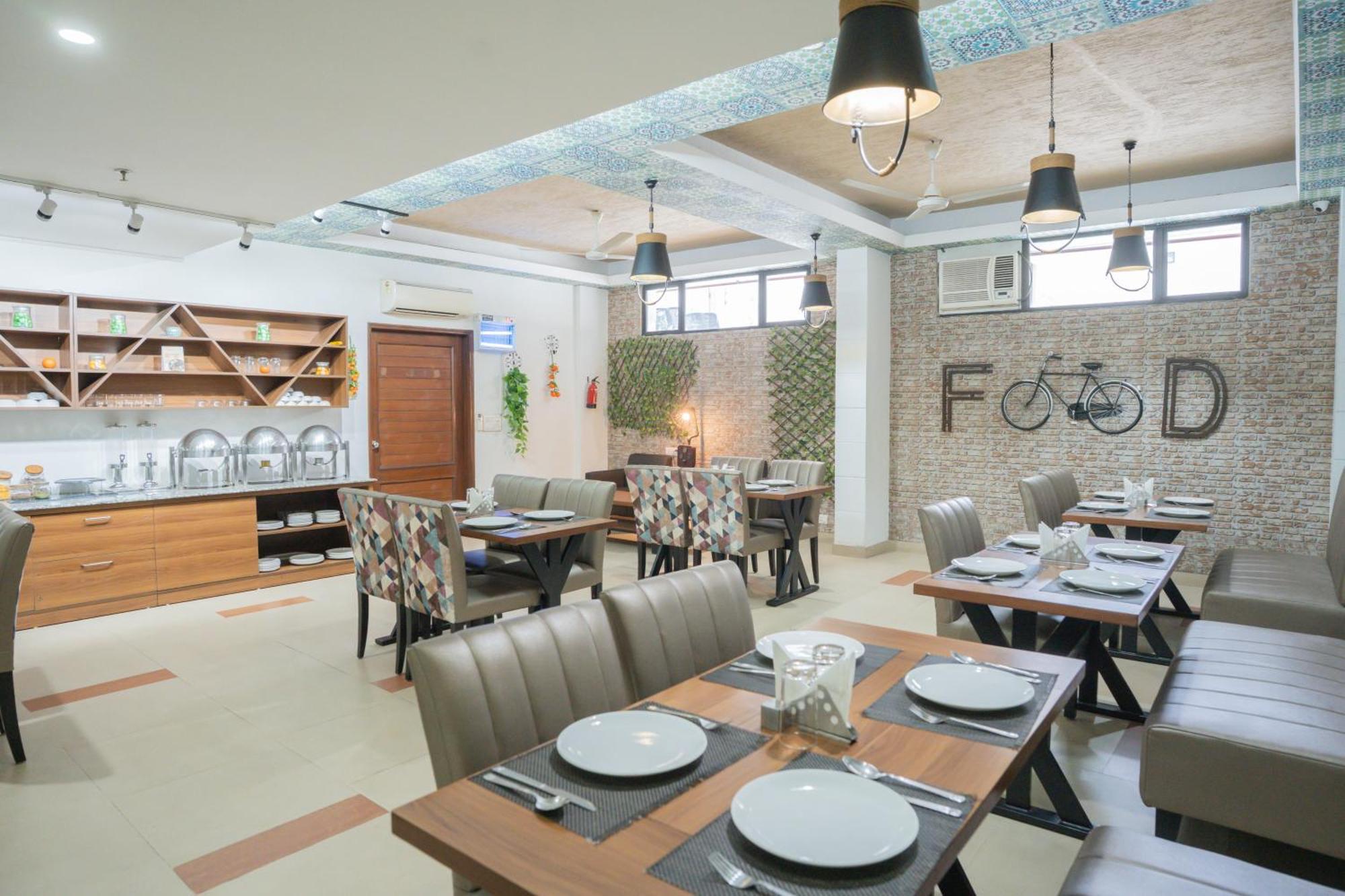 Hotel Ahuja Residency Parklane Gurgaon Exterior foto