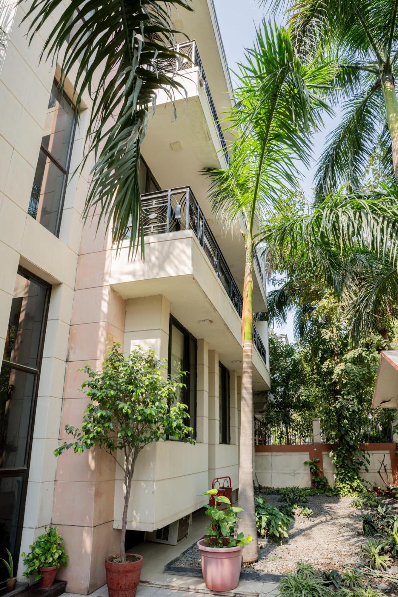 Hotel Ahuja Residency Parklane Gurgaon Exterior foto