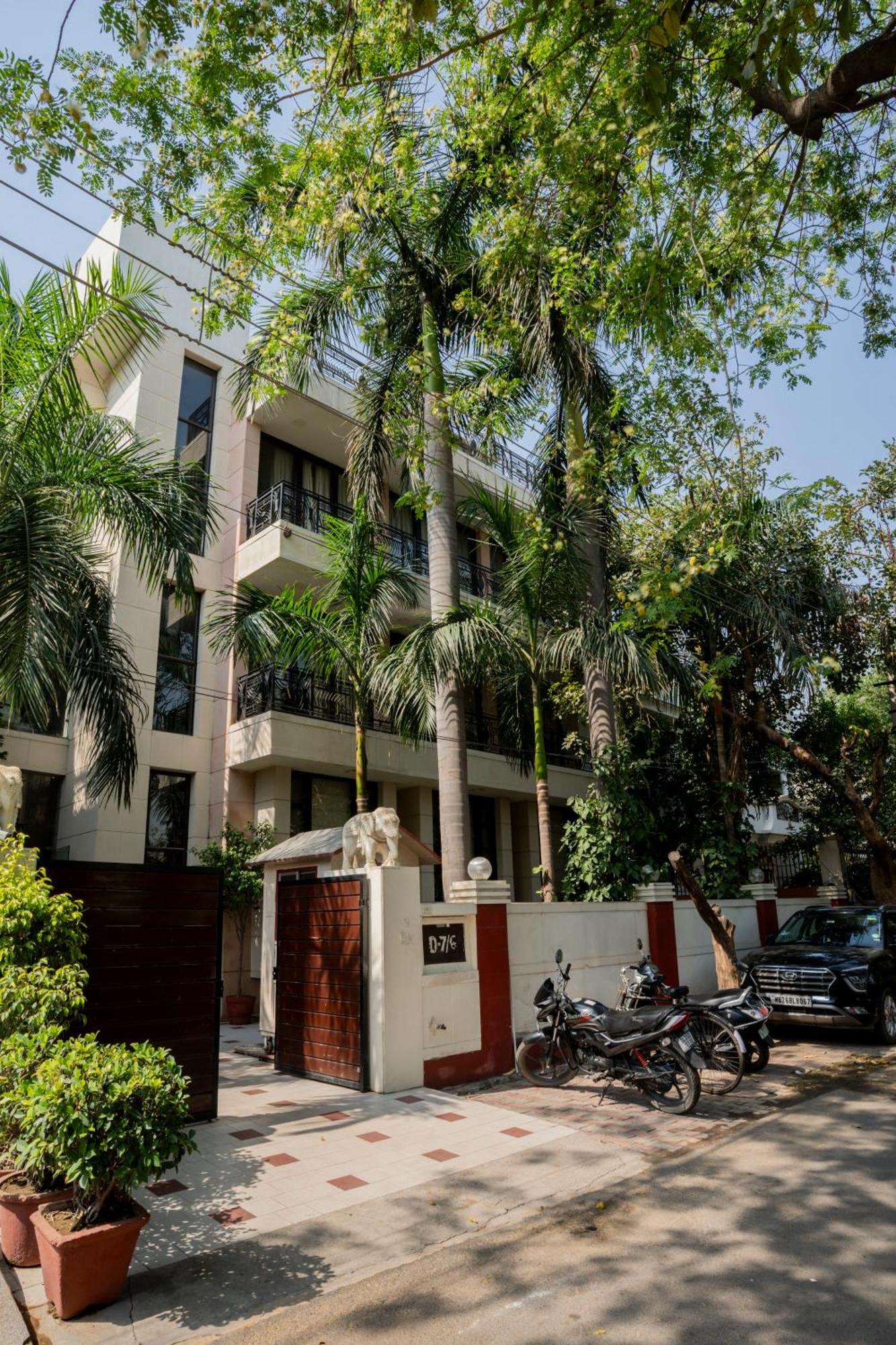 Hotel Ahuja Residency Parklane Gurgaon Exterior foto