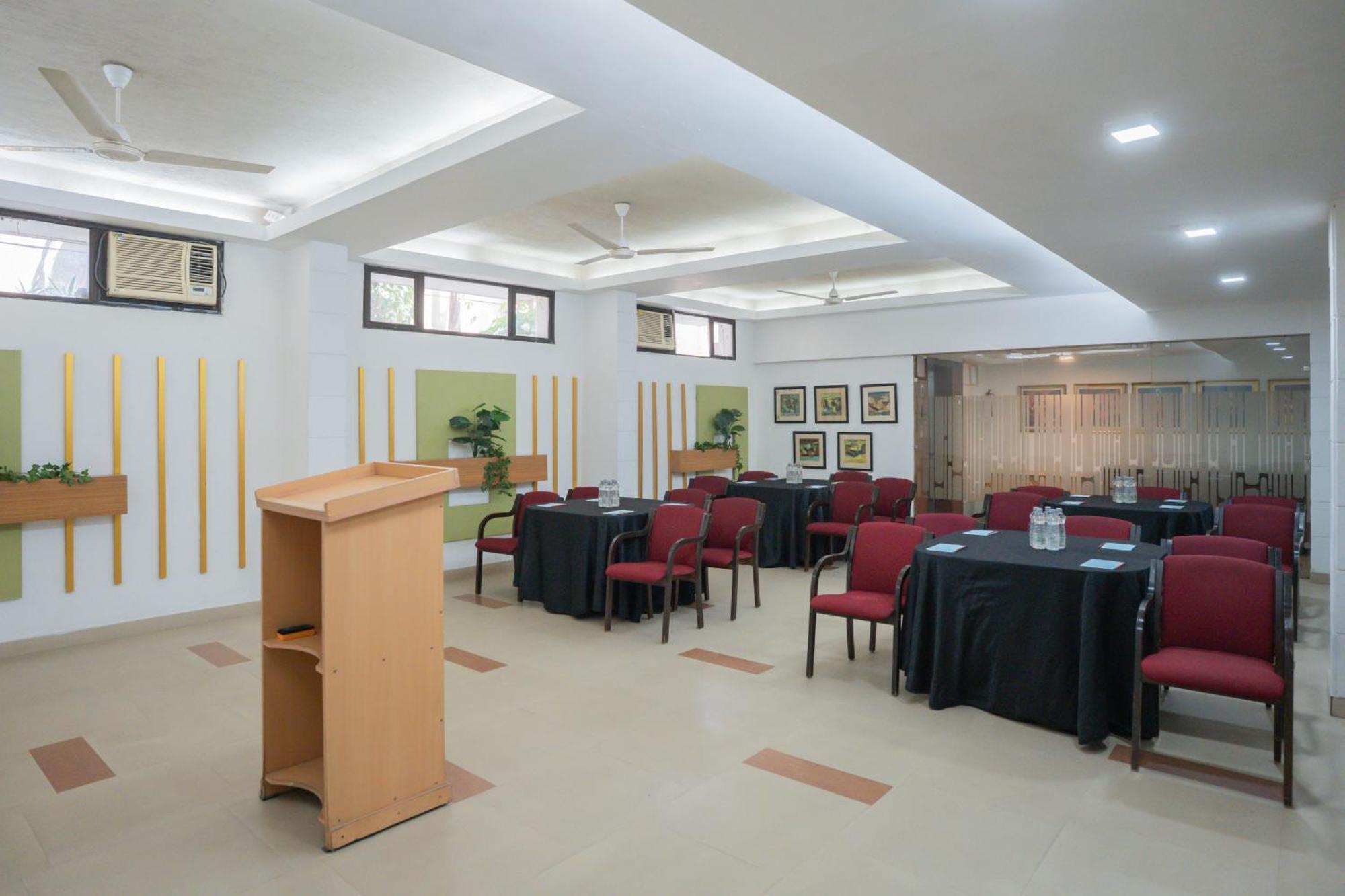 Hotel Ahuja Residency Parklane Gurgaon Exterior foto
