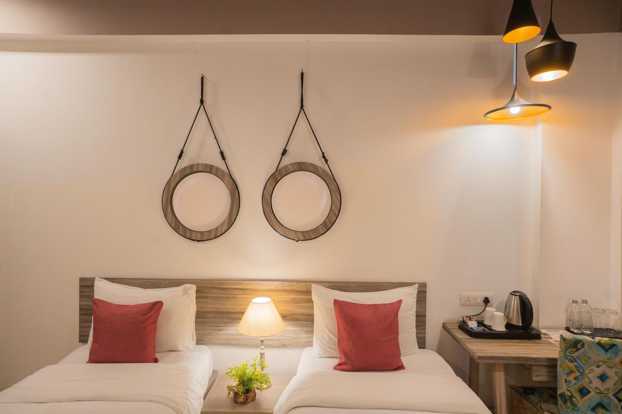 Hotel Ahuja Residency Parklane Gurgaon Exterior foto