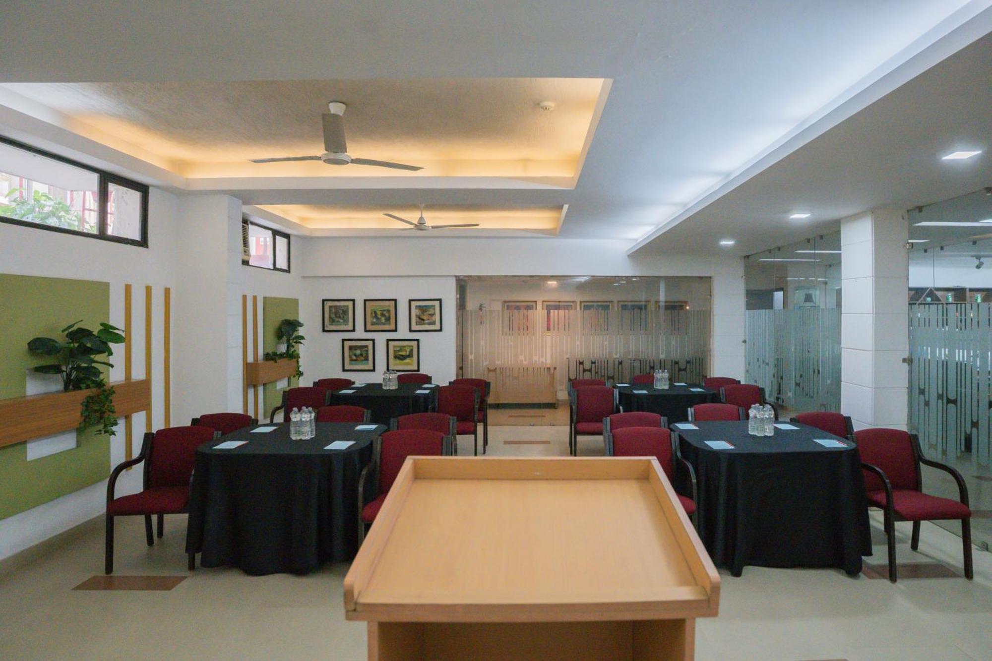 Hotel Ahuja Residency Parklane Gurgaon Exterior foto