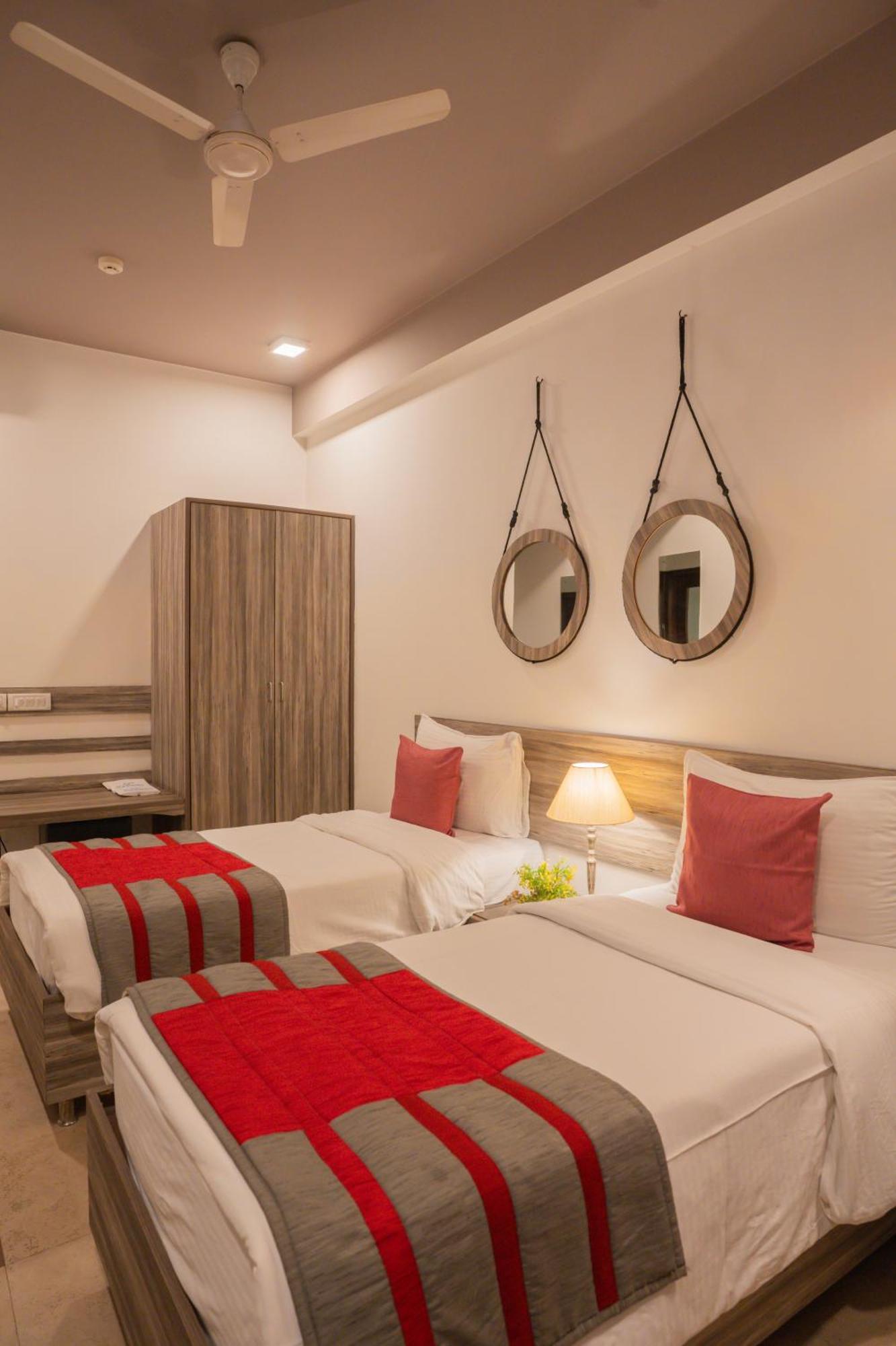 Hotel Ahuja Residency Parklane Gurgaon Exterior foto