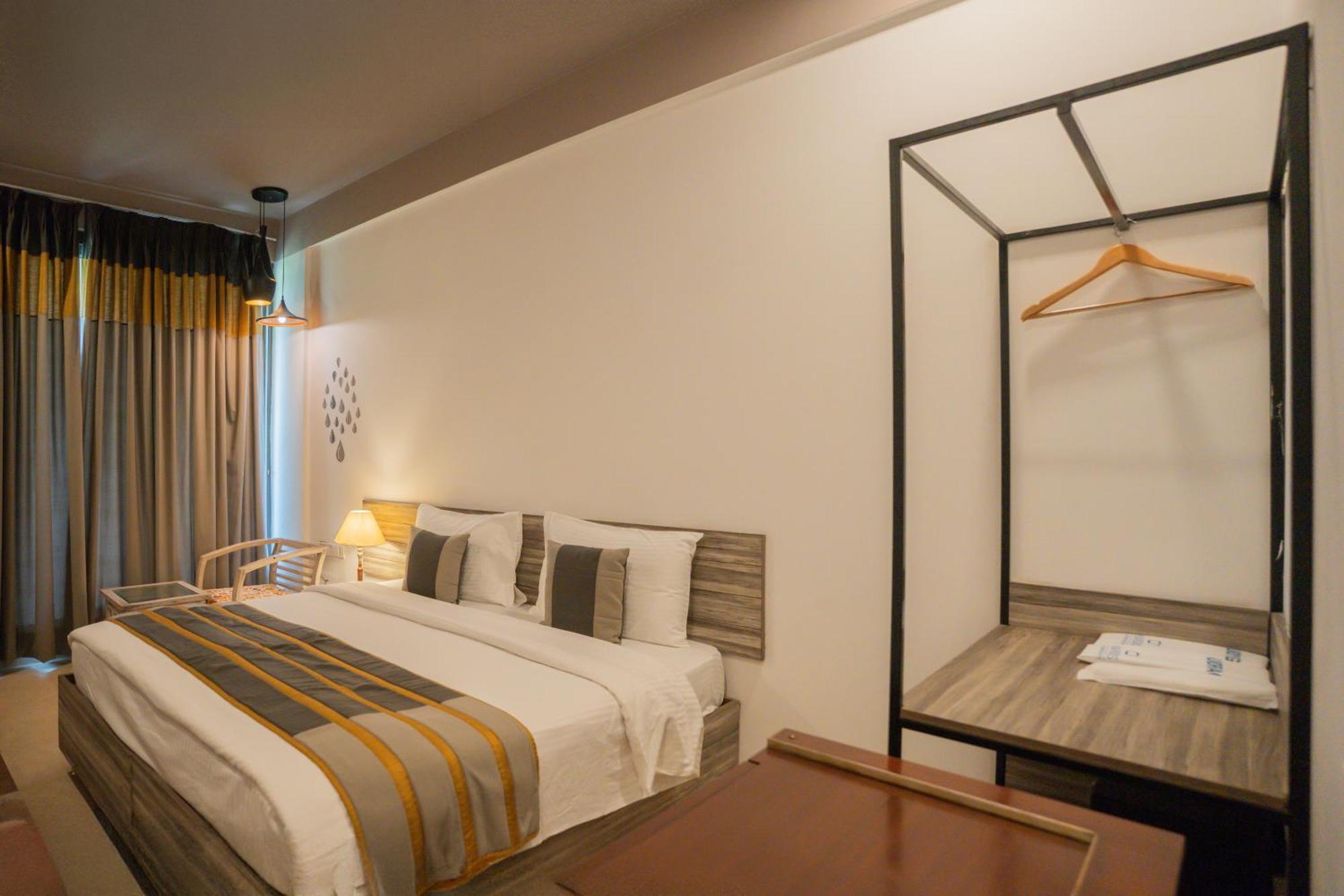 Hotel Ahuja Residency Parklane Gurgaon Exterior foto