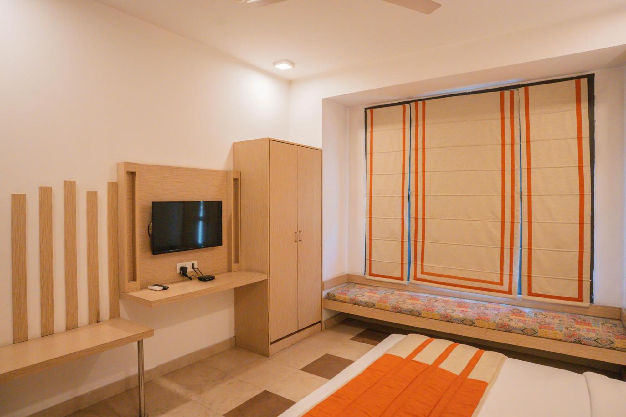 Hotel Ahuja Residency Parklane Gurgaon Exterior foto