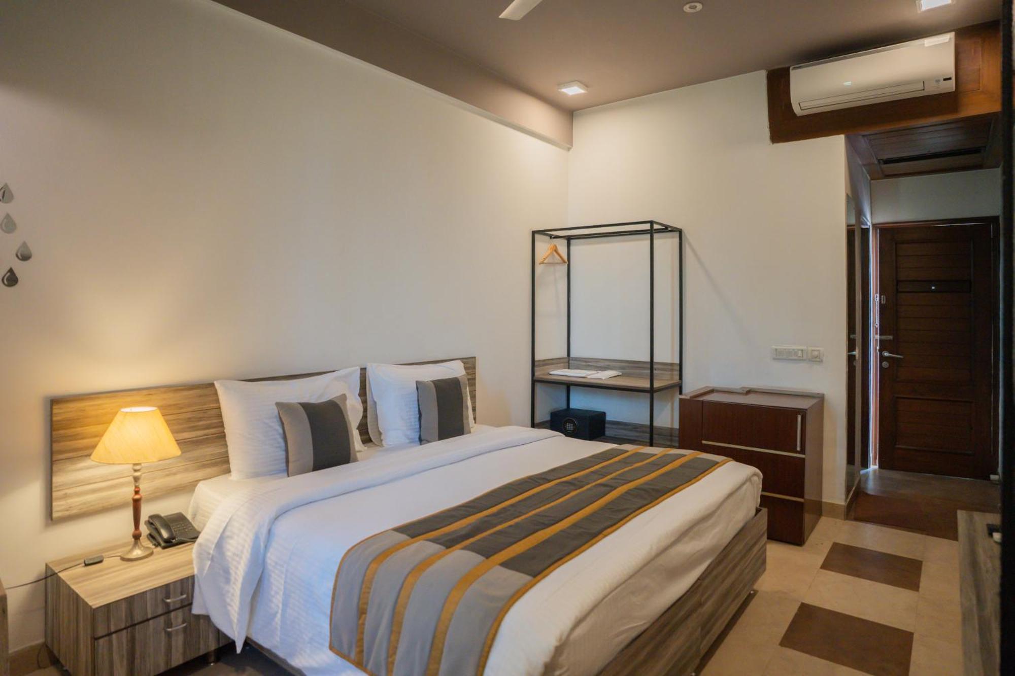 Hotel Ahuja Residency Parklane Gurgaon Exterior foto