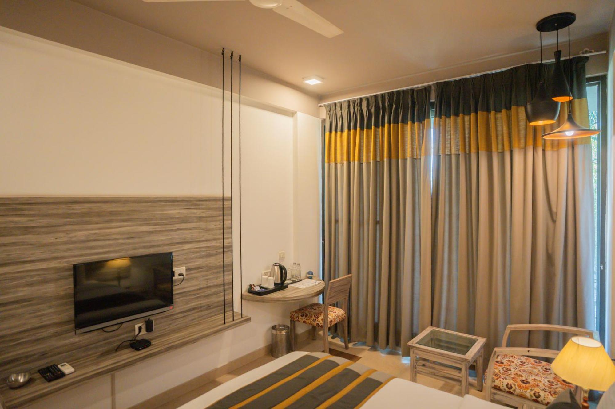 Hotel Ahuja Residency Parklane Gurgaon Exterior foto